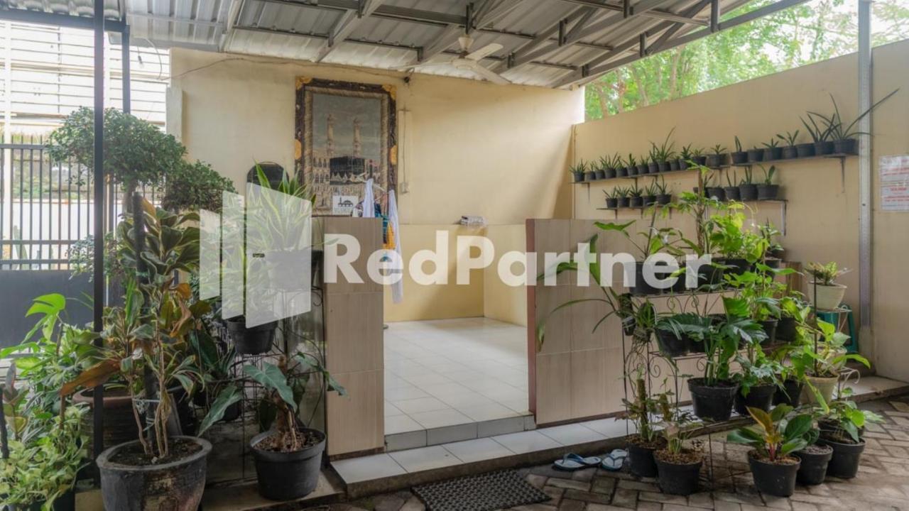Vandhela Homestay Syariah Mitra Reddoorz Surabaya Eksteriør billede
